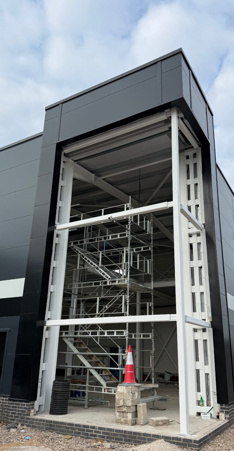 Optima Construction Services Ltd has successfully completed Phase 1 cladding and roofing works for TLA Distribution’s new head office and warehouse. Discover our expertise in delivering high-quality commercial and industrial cladding and roofing projects across the UK.